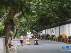 8月22日，杭州馒头山社区的居民在整治一新的社区内散步。 G20峰会进入倒计时，杭州的主干道建设、街容美化、城市亮灯、河道整治、城中村改造等工程都已陆续完成，特别是大批惠民工程，给杭州市民带来更多的幸福感，也让杭州的城市面貌焕然一新。新华社记者 黄宗治 摄 